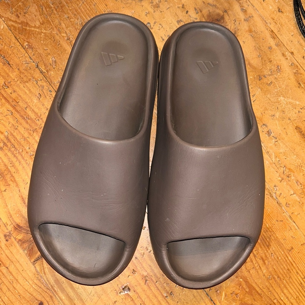 YEEZY Adidas UNISEX size 10 “SOOT” slip on sandals preowned